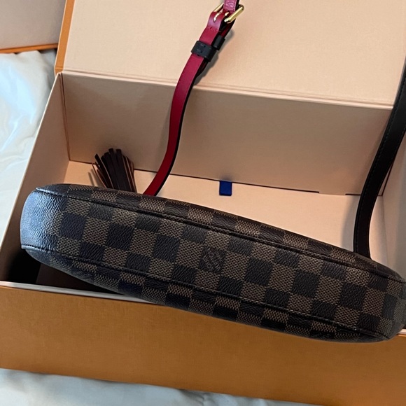 SOLD-Authentic Louis Vuitton South Bank Besace Damiere Ebene Crossbody - Picture 3 of 10